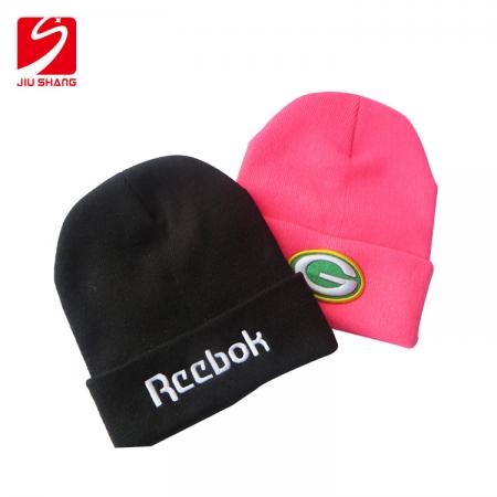 cappelli beanie personalizzati con ragazze rosa con logo ricamato per la promozione 